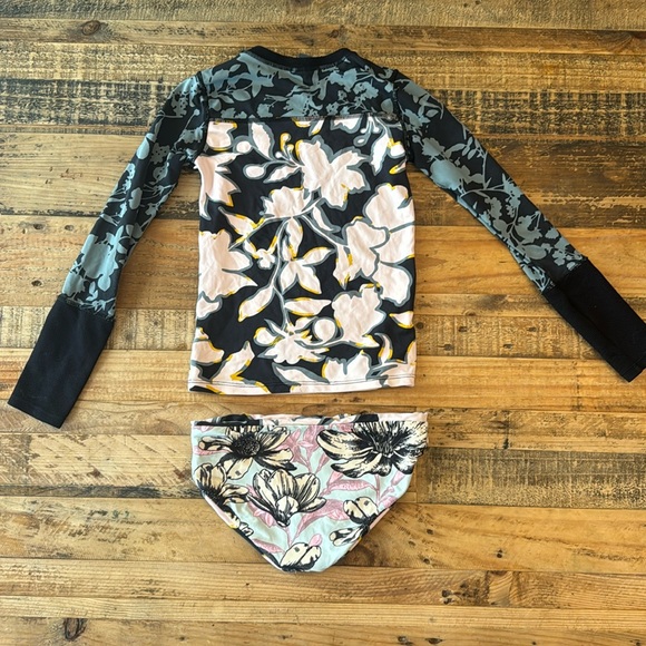 Maaji rash guard bathing suit with reversible bottoms size 6 - Picture 4 of 9